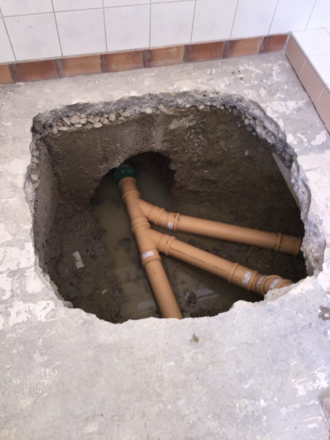 Freigelegtes Schachtbauwerk mit Zuläufen